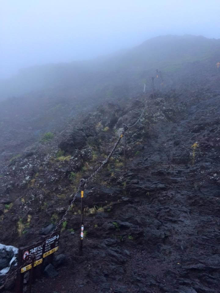 山頂付近砂利道